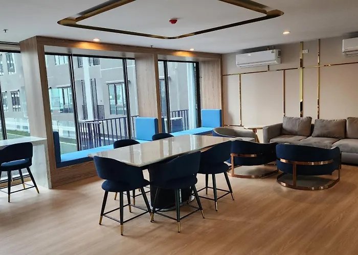 A2533 Monthly Skytrain Minutes Away Full Kitchen And Bath! *