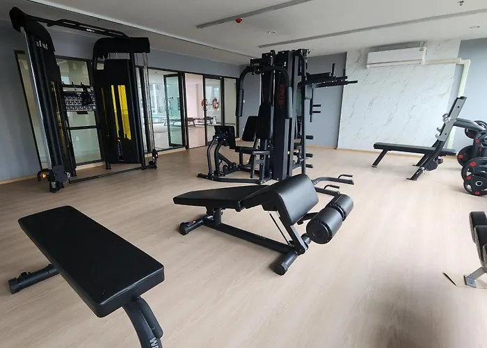 A2533 Monthly Skytrain Minutes Away Full Kitchen And Bath! Apartment *