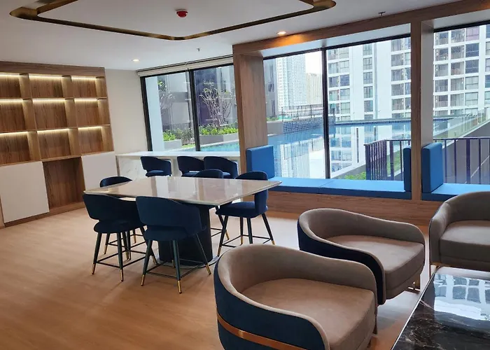 Apartment A2533 Monthly Skytrain Minutes Away Full Kitchen And Bath!