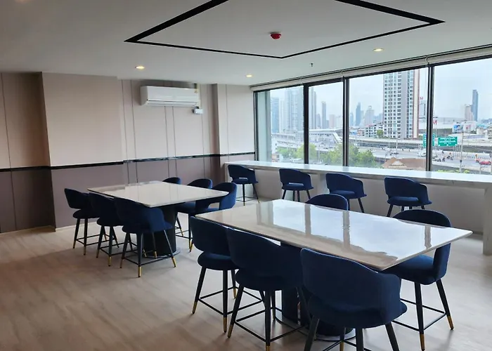 A2533 Monthly Skytrain Minutes Away Full Kitchen And Bath! * Bangkok