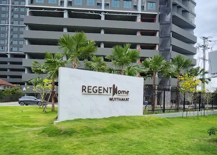 A2533 Monthly Skytrain Minutes Away Full Kitchen And Bath! *