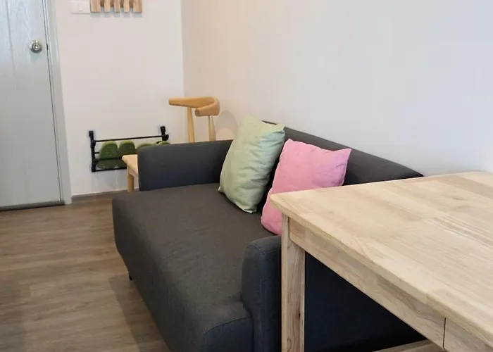 A2533 Monthly Skytrain Minutes Away Full Kitchen And Bath! *