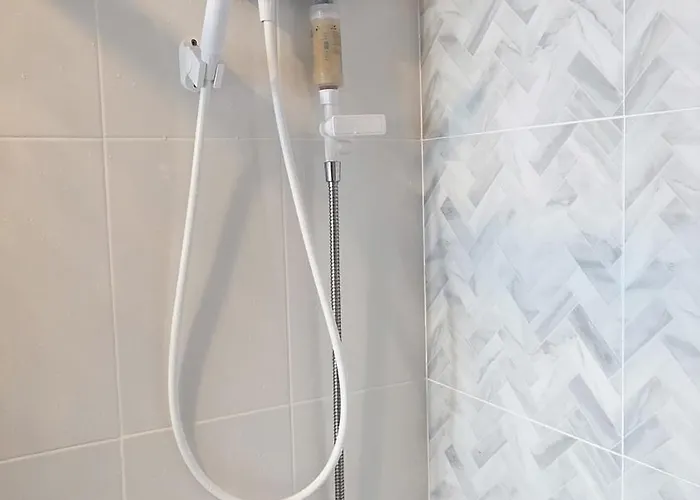 A2533 Monthly Skytrain Minutes Away Full Kitchen And Bath! Apartment *