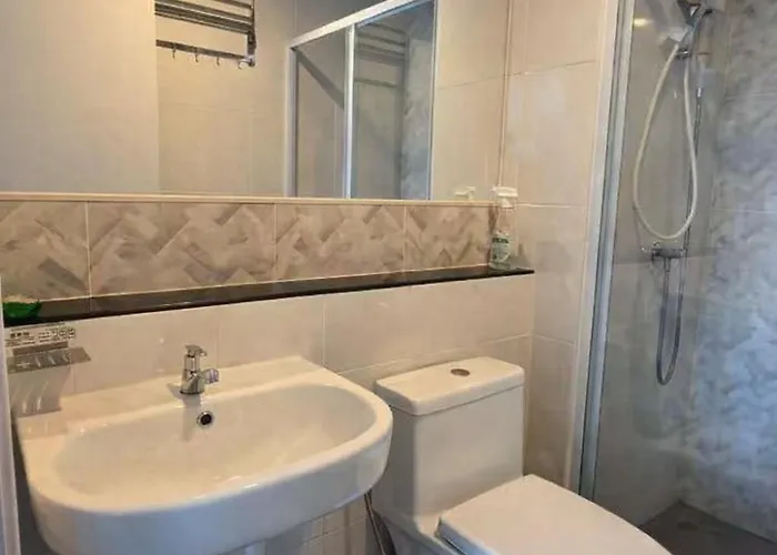 A2533 Monthly Skytrain Minutes Away Full Kitchen And Bath! Apartment *